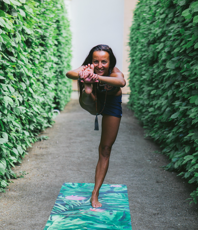 Tapis De Yoga Voyage Monstera 1mm avec yogi - unique et écologiques
