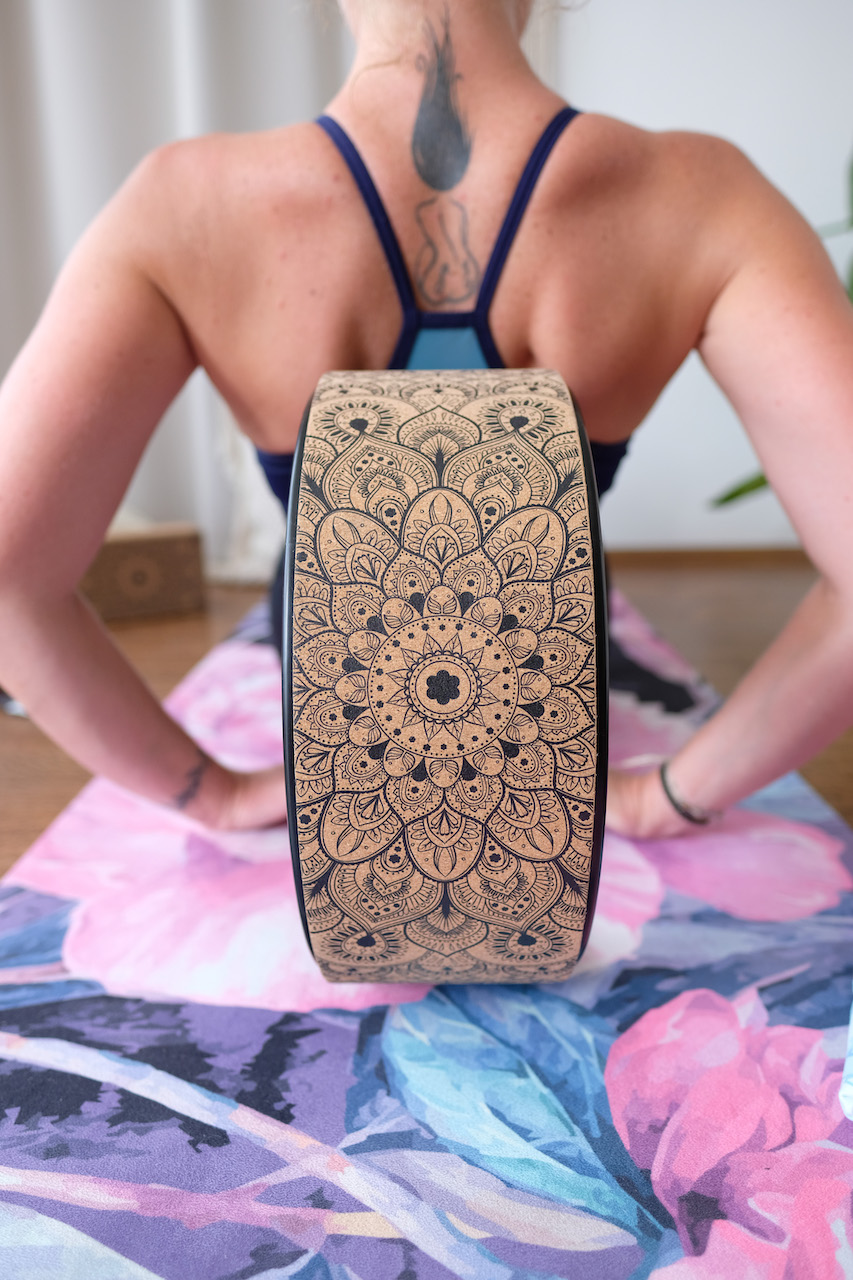 La roue de yoga Mandala est idéale non seulement pour les yogis débutants, mais aussi pour les yogis avancés