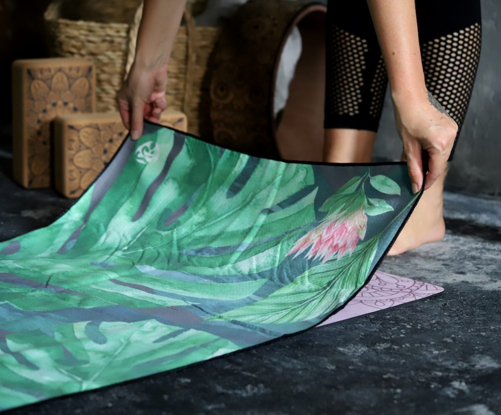 Serviette de yoga Monstera est extra long pour couvrir tout le tapis de yoga