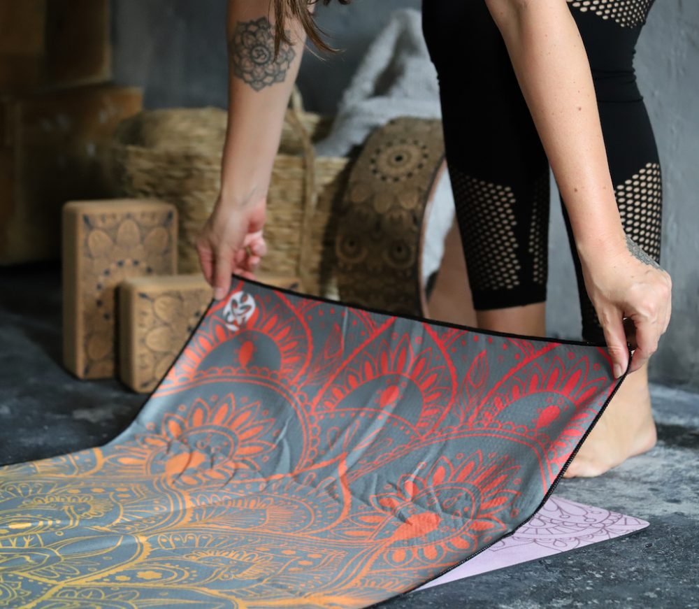 Serviette de yoga Chakra Sounds est extra long pour couvrir tout le tapis de yoga