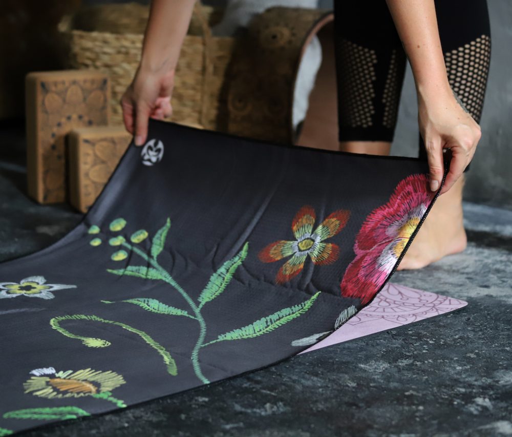 Serviette de yoga Night Birds est extra long pour couvrir tout le tapis de yoga