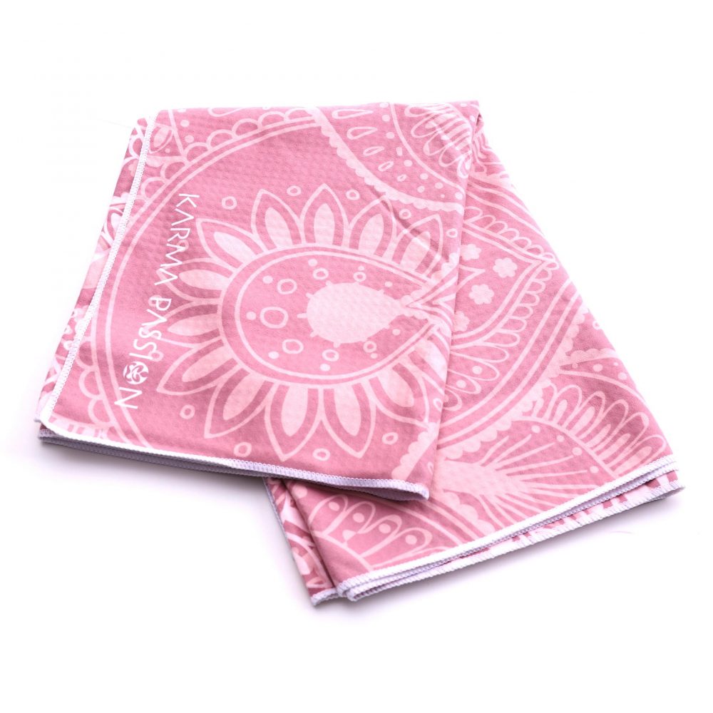 Serviette de yoga Boho Girl avec une sous-couche en silicone antidérapante