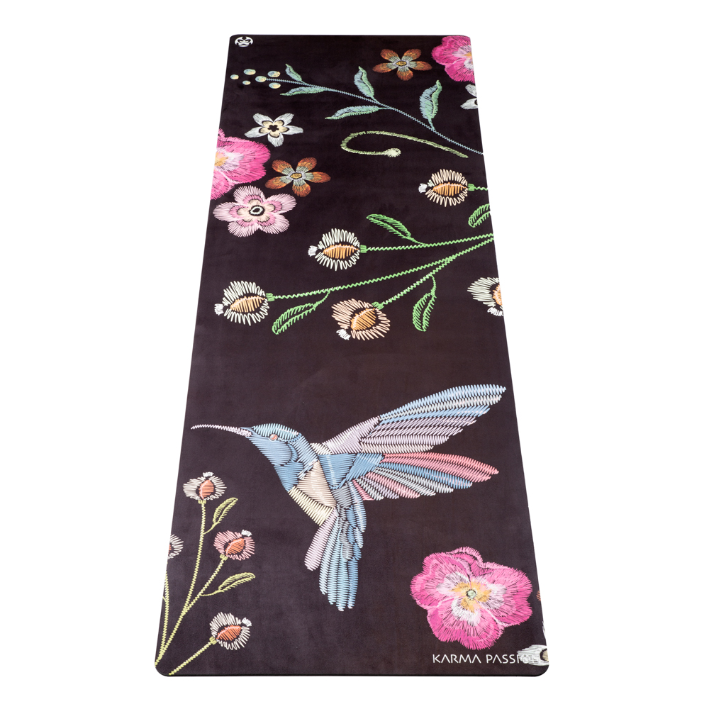 La serviette de yoga Night Birds est douce, légère, absorbante et également antidérapante